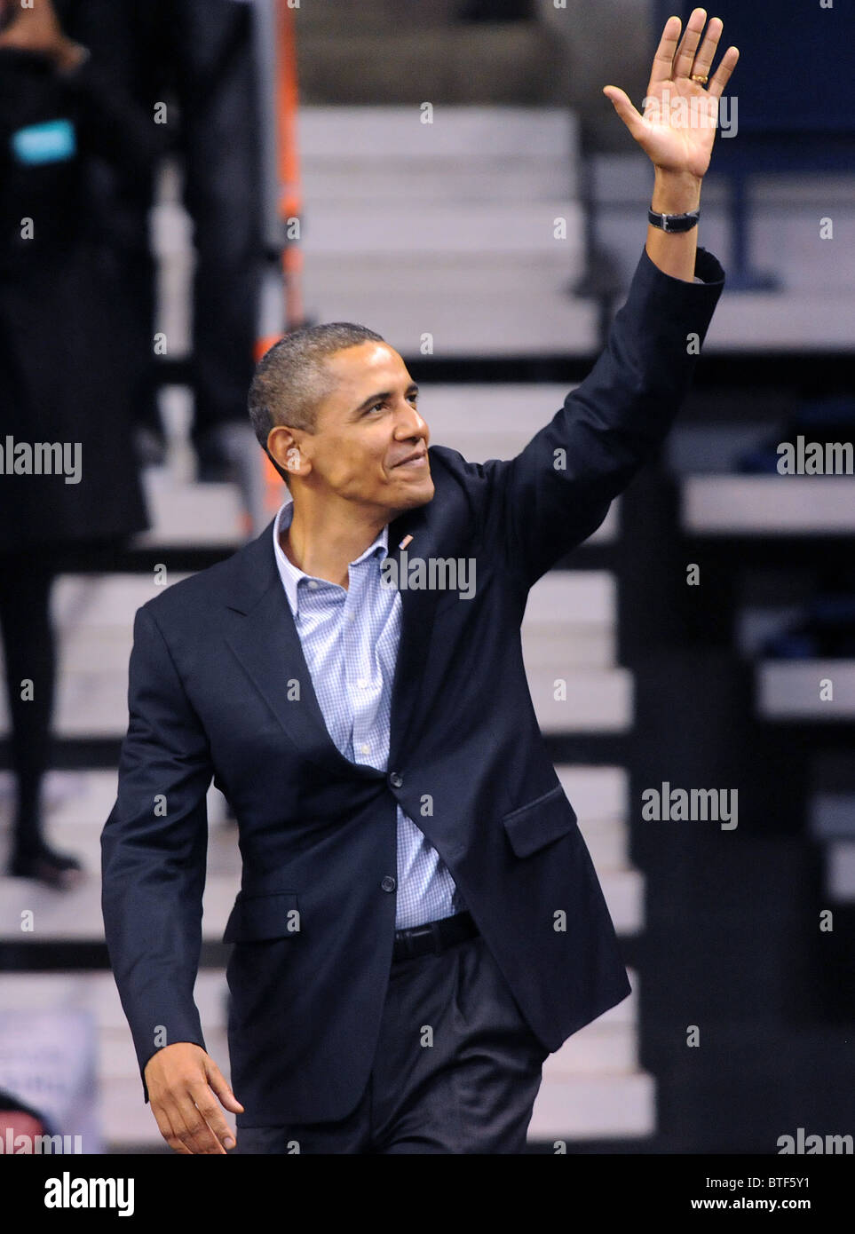 Präsident Barack Obama winkt der Menge nach dem Gespräch bei einer Kundgebung Connecticut demokratischen Kandidaten at Harbor Yard zu unterstützen. Stockfoto