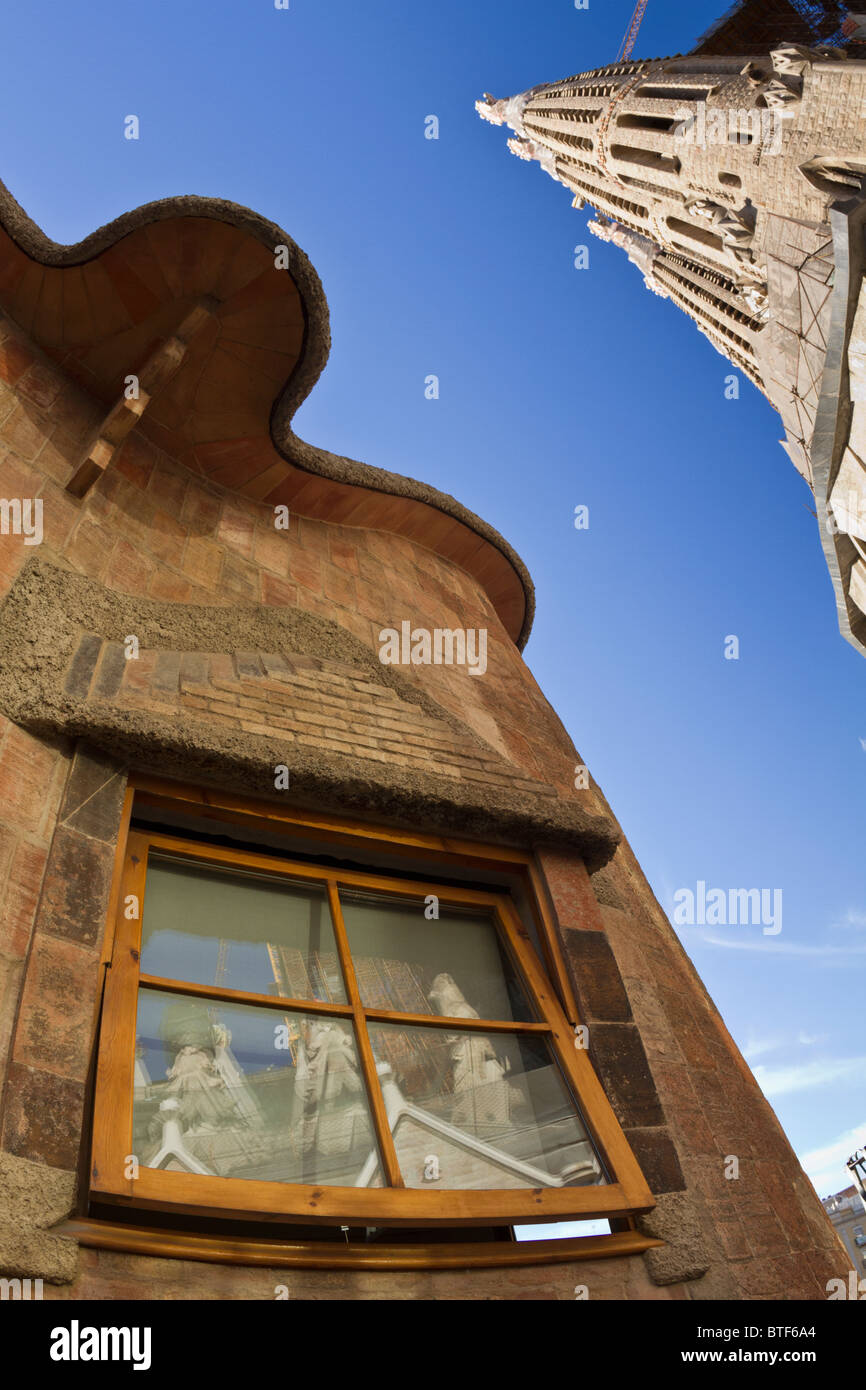 Weitwinkel Anzeigen suchen Skywards an der Sagrada Familia, spiegelt sich die Kathedrale in drohend über dem Fenster-towwers Stockfoto