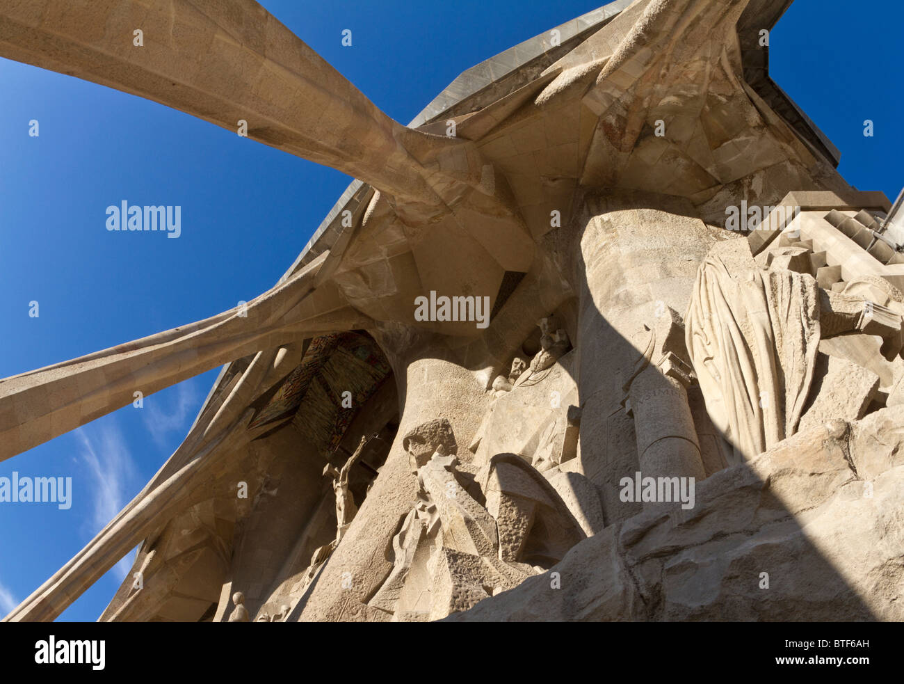 Detail von der Westseite Leidenschaft Facade, geformt von Josep Maria Subirachs, der die Kathedrale Sagrada Familia von Gaudi Stockfoto