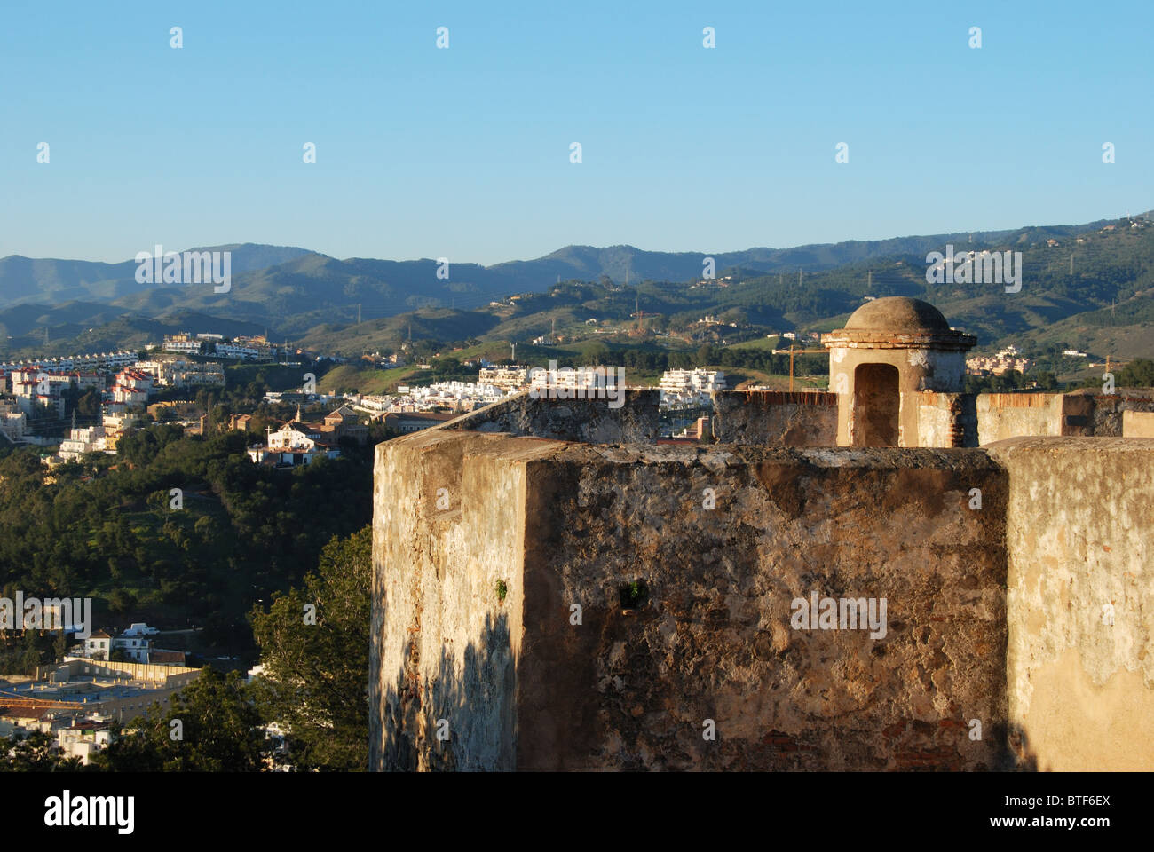Schloss Wand und Ausschau Post mit Stadt anzeigt, Gibralfaro Burg, Malaga, Costa Del Sol, Provinz Malaga, Andalusien, Spanien. Stockfoto