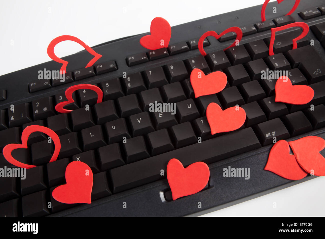 Rote Herzen auf einer Computertastatur am Valentinstag Stockfoto