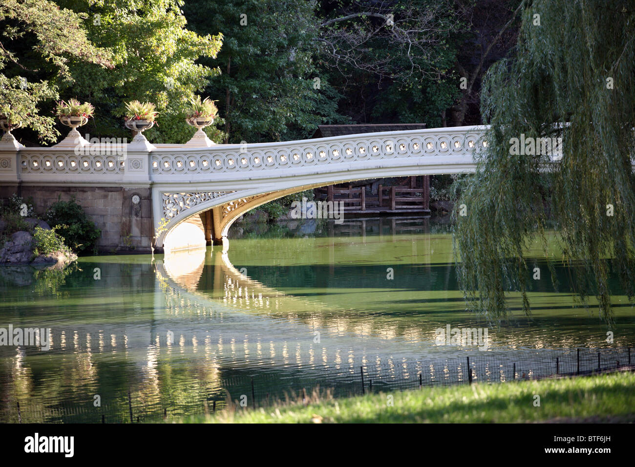 Bow Bridge spiegelt sich im Wasser des Sees, Central Park, New York, USA Stockfoto