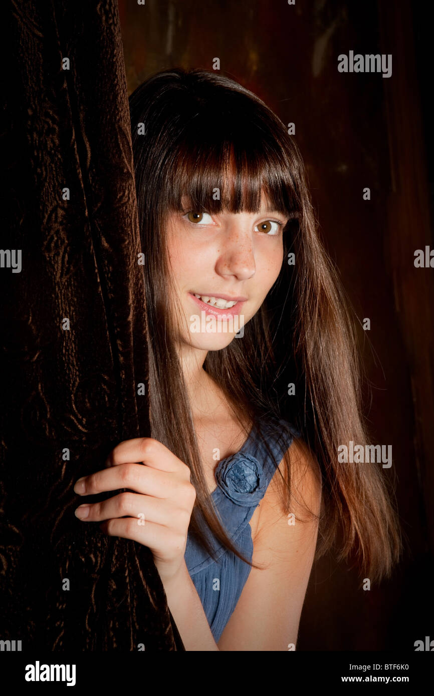 Glücklich Porträt eines jungen fünfzehn Jahre alten Teenager Mädchen Stockfoto