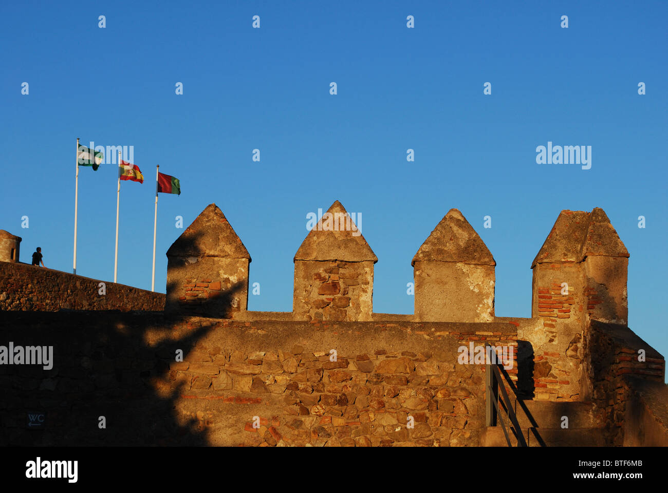 Zinnen und Fahnenmasten, Burg Gibralfaro, Malaga, Costa del Sol, Provinz Malaga, Andalusien, Südspanien, Westeuropa. Stockfoto
