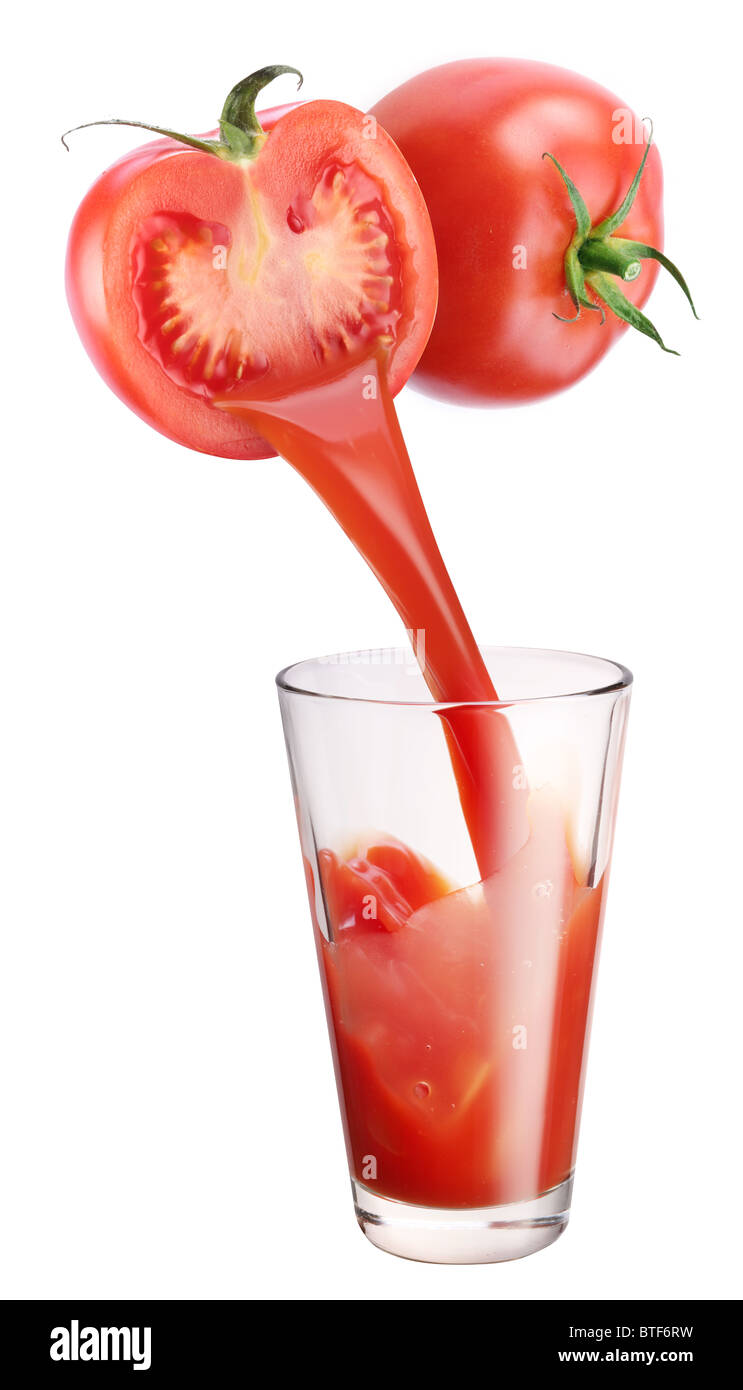 Frischer Tomatensaft aus Tomate Stück ins Glas fließt. Stockfoto