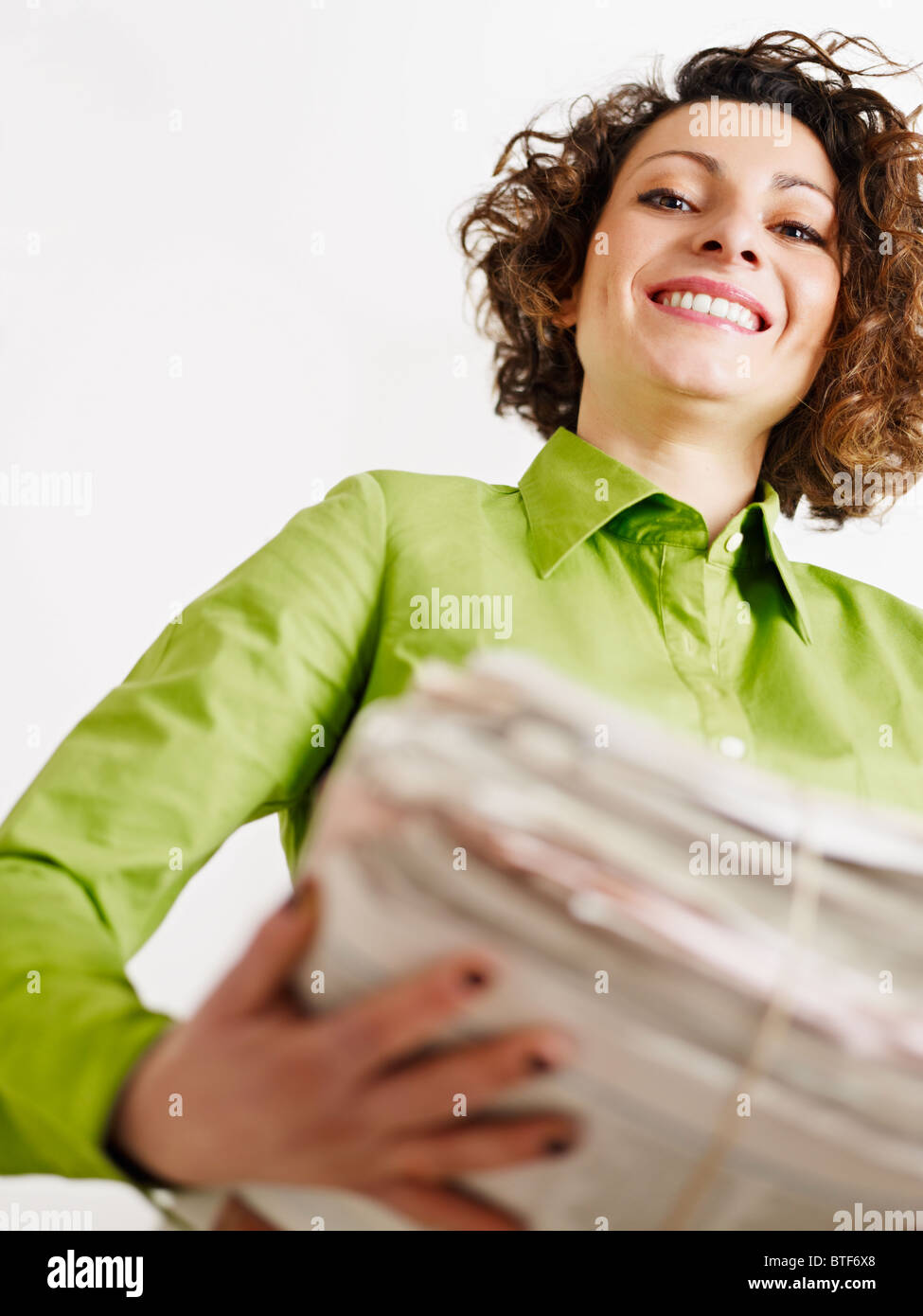 Frau Holding Zeitungen für das recycling. Textfreiraum Stockfoto