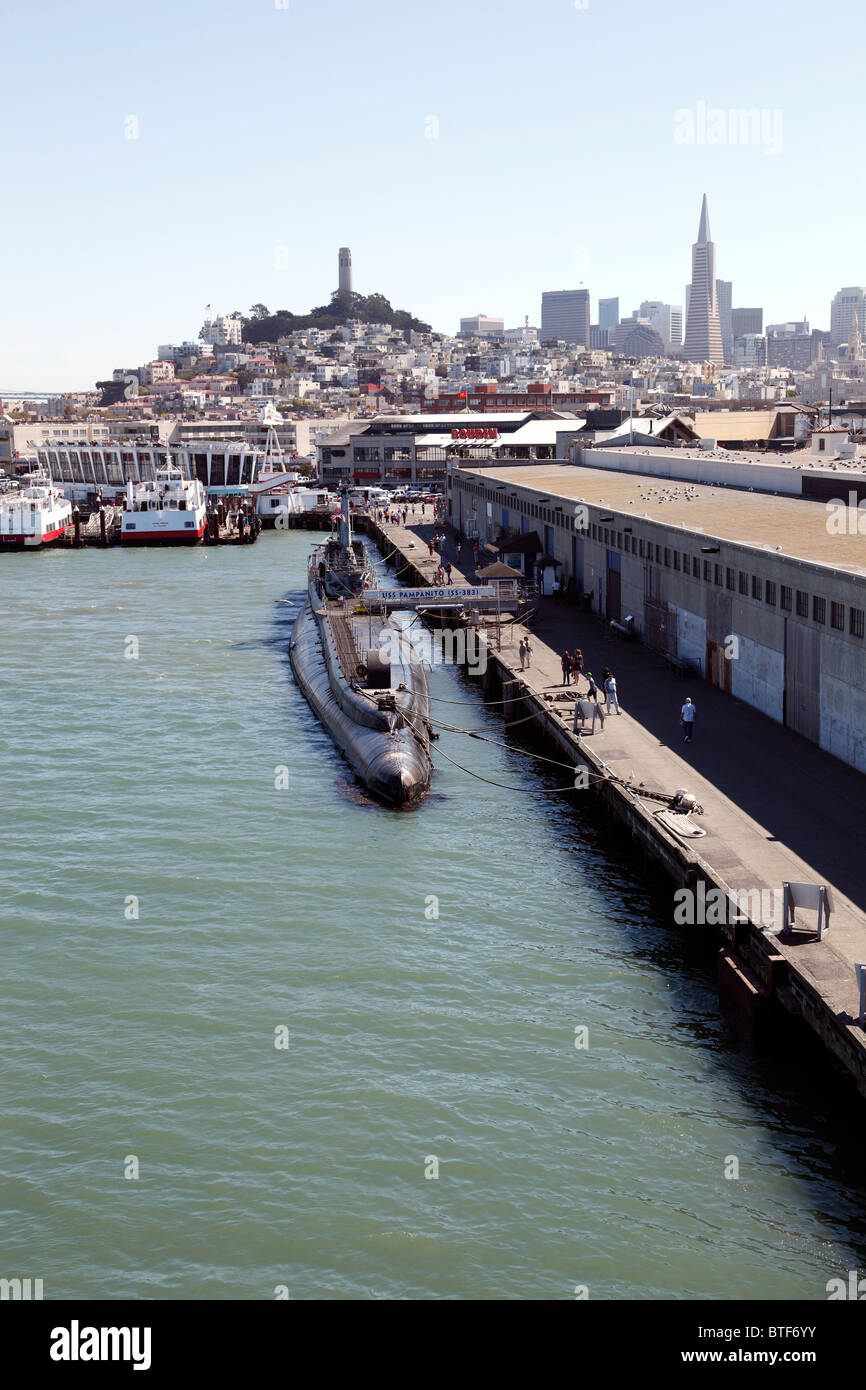 Das WWII u-Boot "USS Pampanito" angedockt am Fishermans Wharf mit der Skyline von San Francisco als Hintergrund. Stockfoto