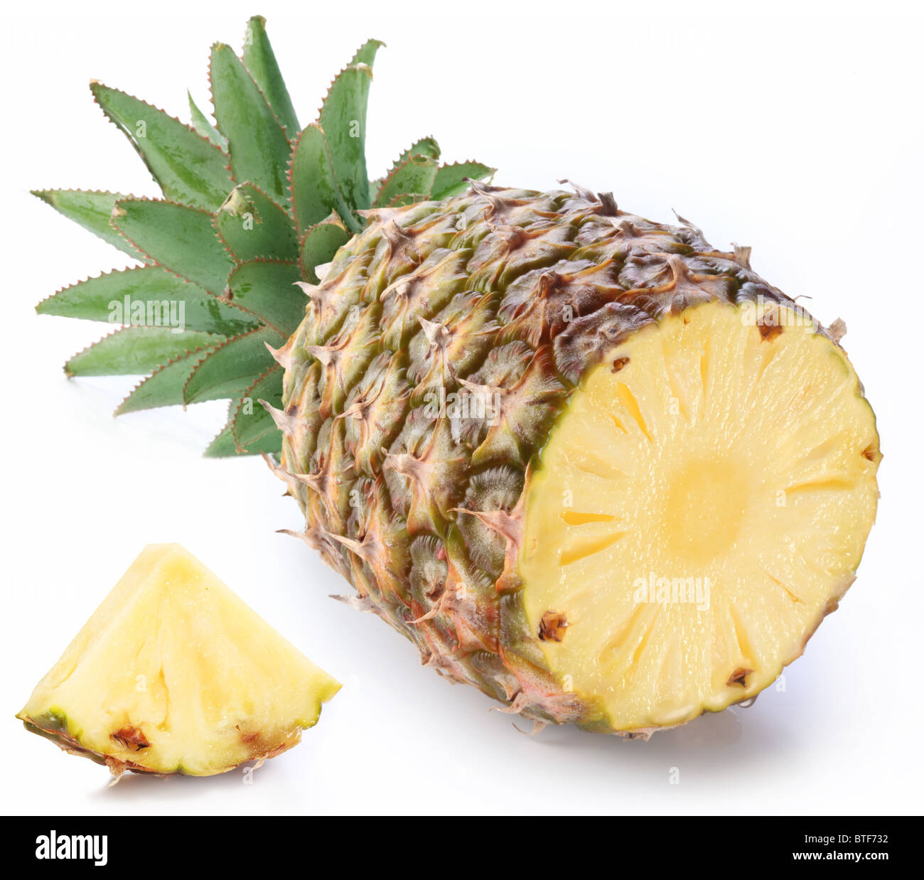 Schneiden Sie Reifen Ananas mit reichen grünen Rosette. Isoliert auf einem weißen. Stockfoto