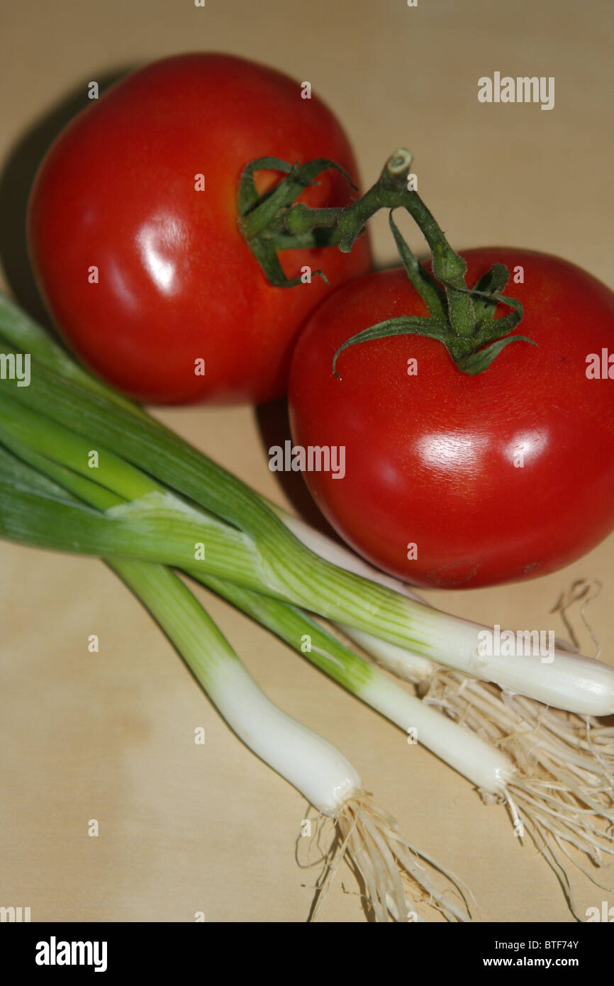 rote Tomaten, grüne Schalotte, Gemüsegarten, Gemüse Stockfoto