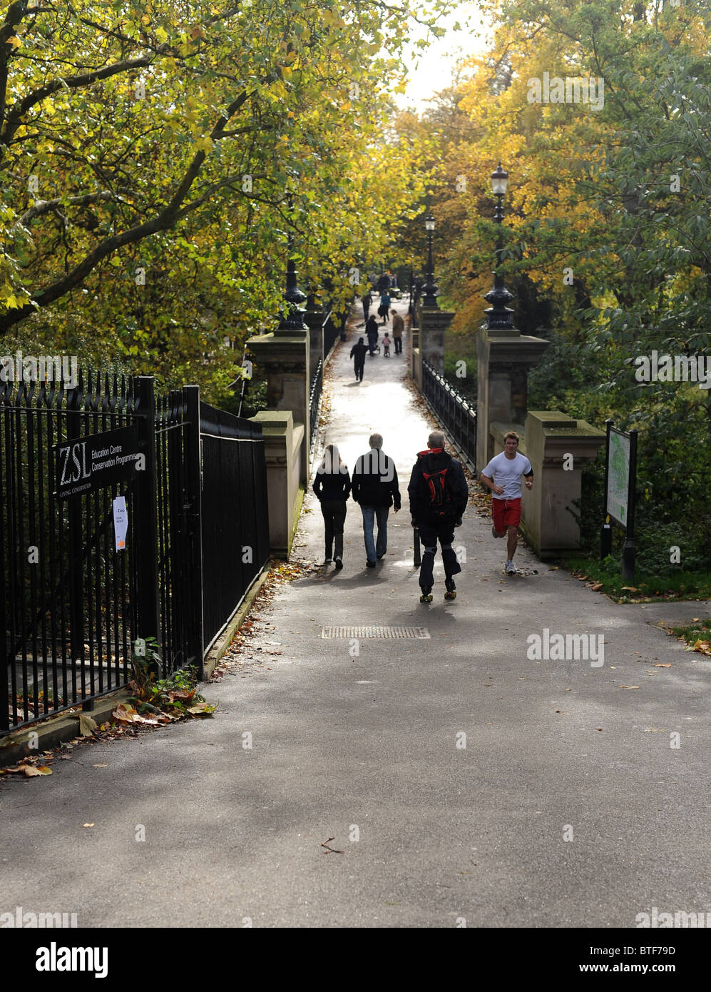 Menschen Kreuzung Brücke über Kanal Regents Park, London Stockfoto