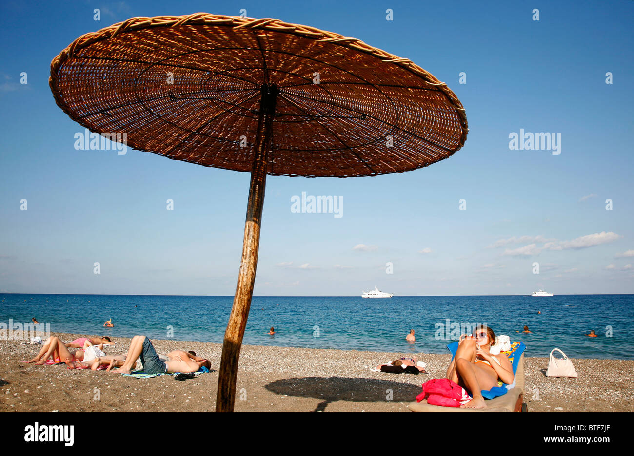 Menschen bei Elli Beach, der Hauptstrand der Stadt Rhodos, Rhodos, Griechenland. Stockfoto
