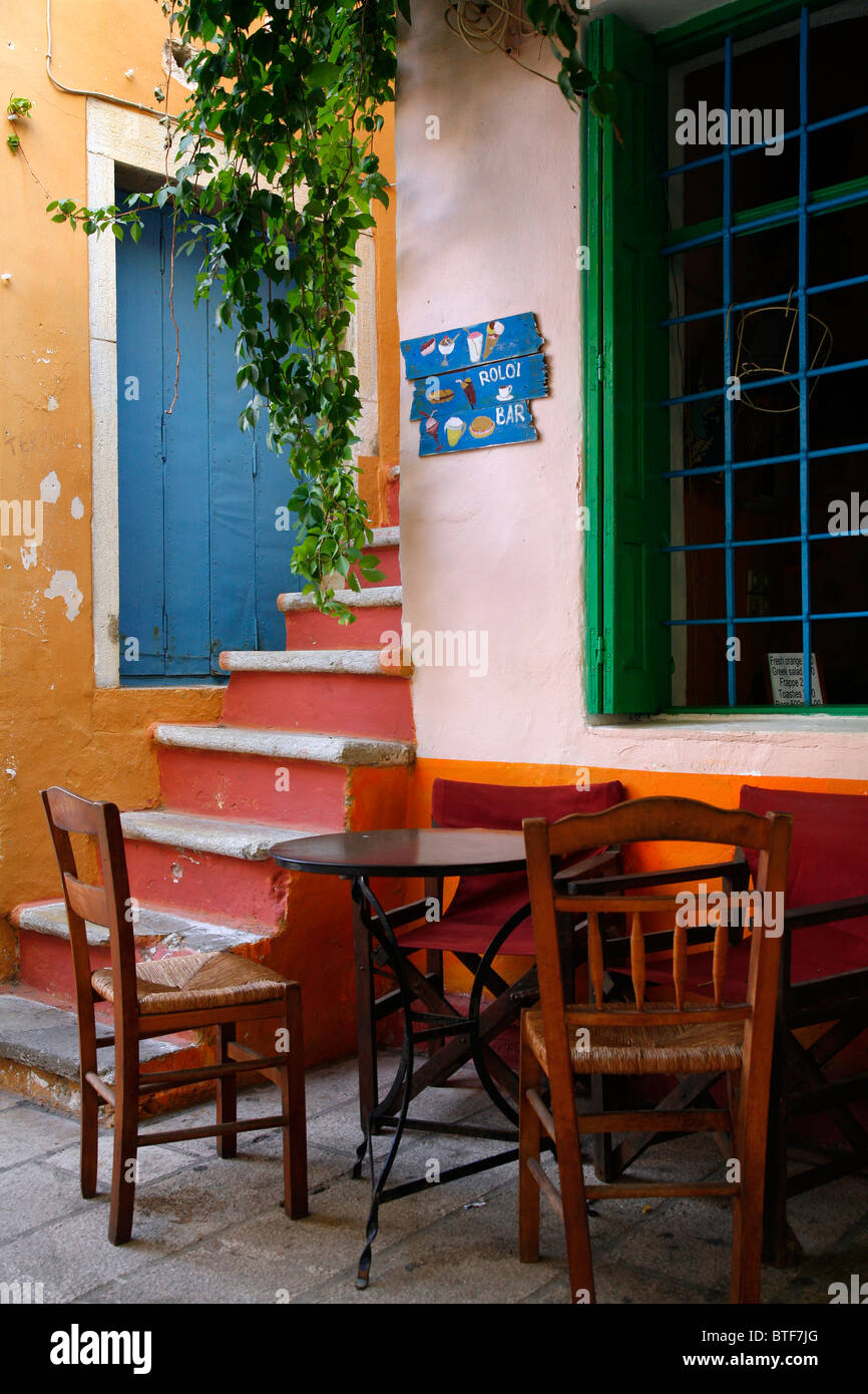 Stühle und Tisch Detail in einem Restaurant, Symi, Griechenland. Stockfoto