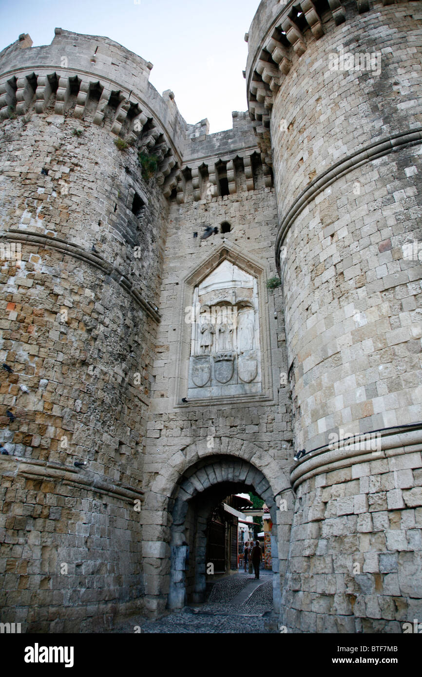 Agia Ekaterinis Tor in der Altstadt von Rhodos, Rhodos, Griechenland. Stockfoto