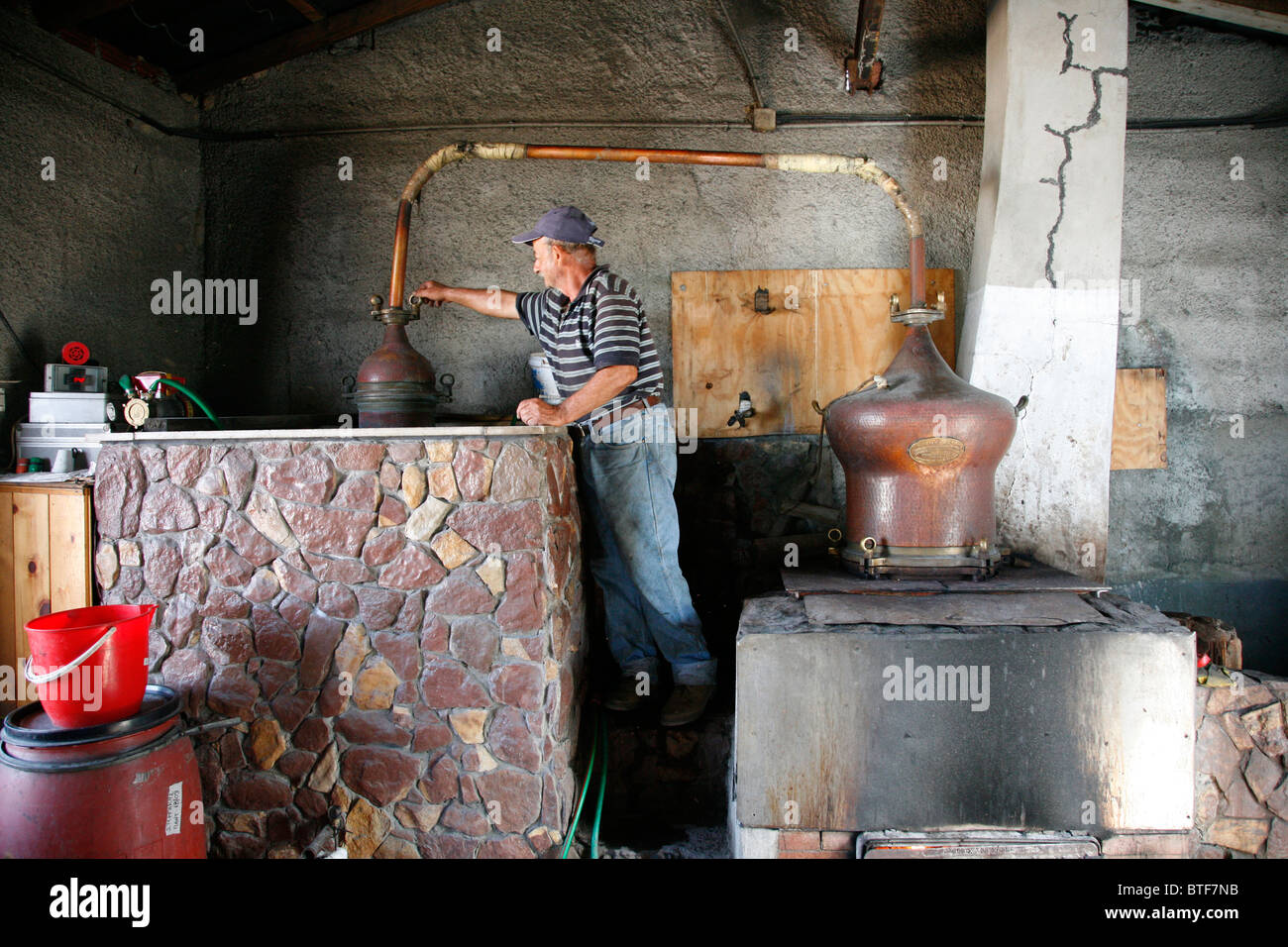 Traditionelle Brennerei waren Souma in Glyfada ein Dorf nahe Siana produziert wird. Rhodos, Griechenland. Stockfoto