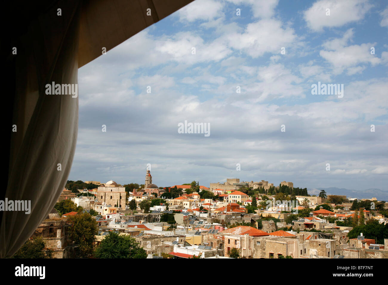 Blick über den Palast der Großmeister und Häuser in der Altstadt, Rhodos, Griechenland. Stockfoto