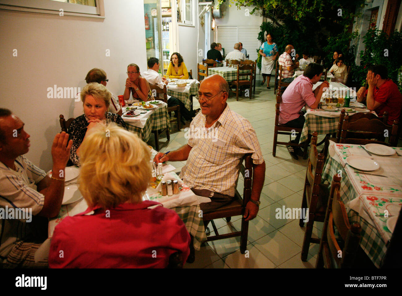 Leute sitzen, Steno Restaurant, Rhodos, Griechenland. Stockfoto