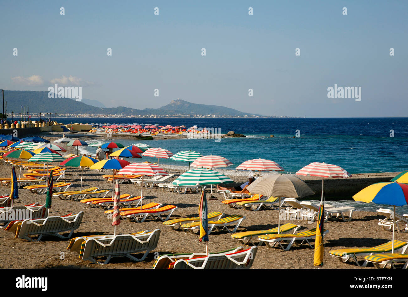 Blick über Elli Beach, der Hauptstrand der Stadt Rhodos, Rhodos, Griechenland. Stockfoto