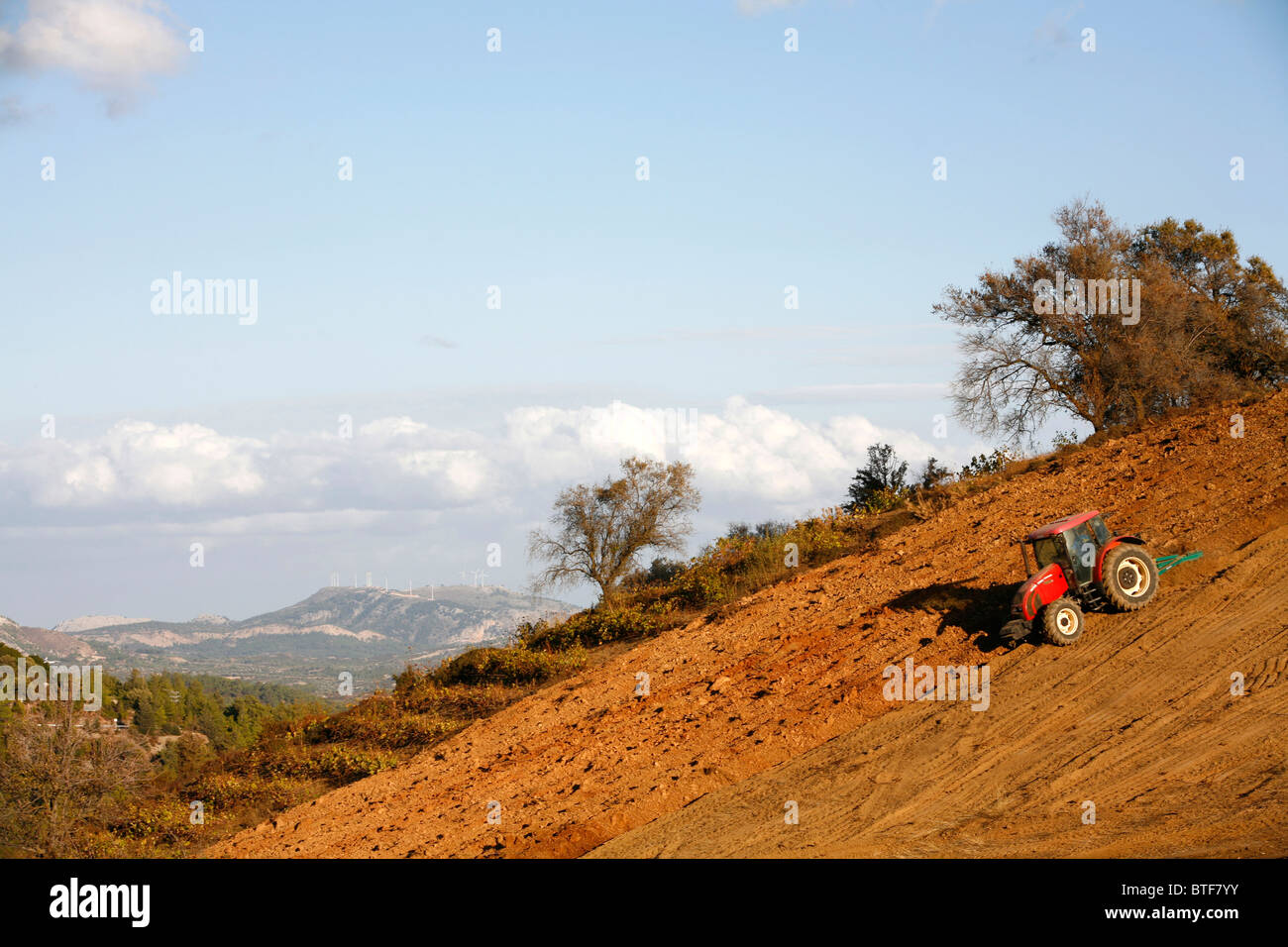 Tracktor arbeiten im Feld, Rhodos, Griechenland. Stockfoto