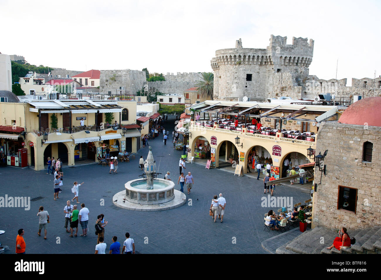 Brunnen am Hippokrates quadratisch, Rhodos Altstadt, Rhodos, Griechenland. Stockfoto