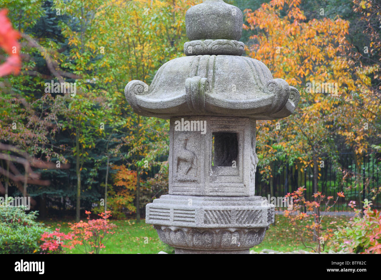 Japanischer Steingarten Laterne im Herbst Herbstfarben Wroclaw/Breslau Polen Stockfoto