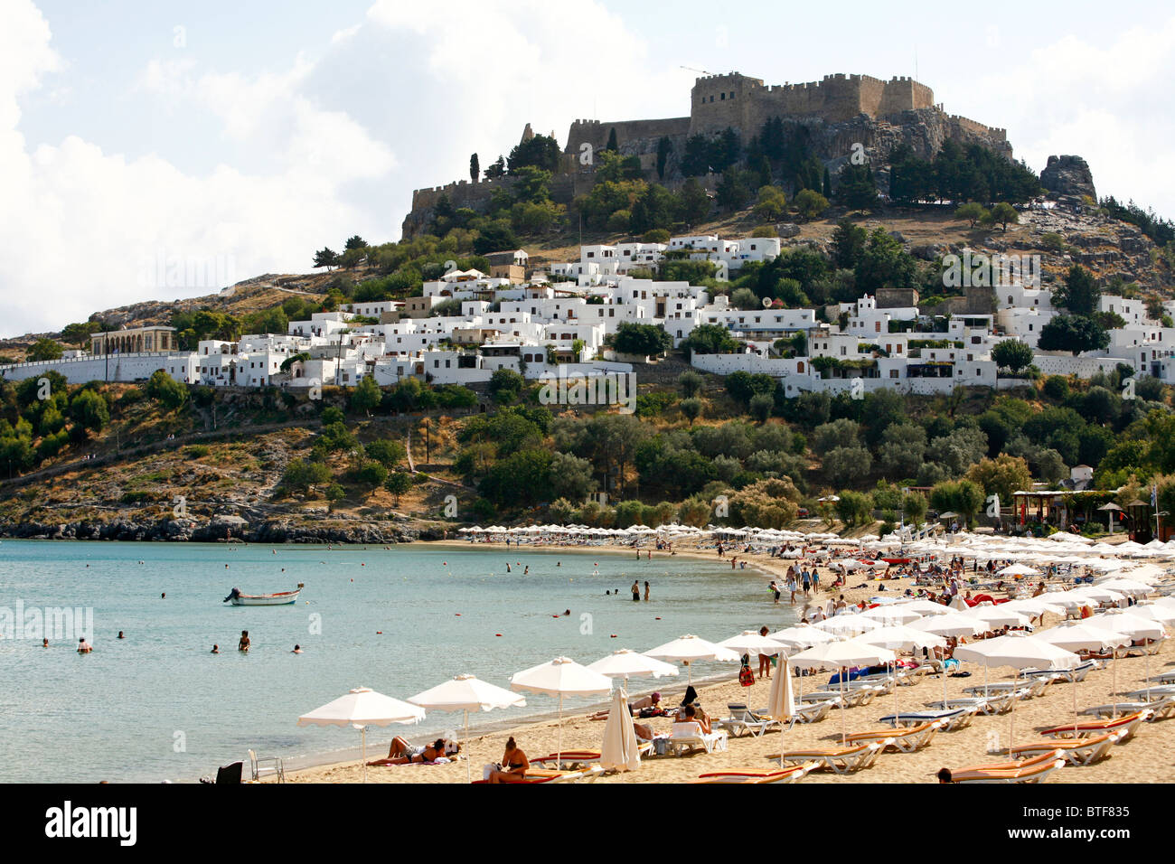 Blick über Lindos, der Strand und der Akropolis, Rhodos, Griechenland. Stockfoto