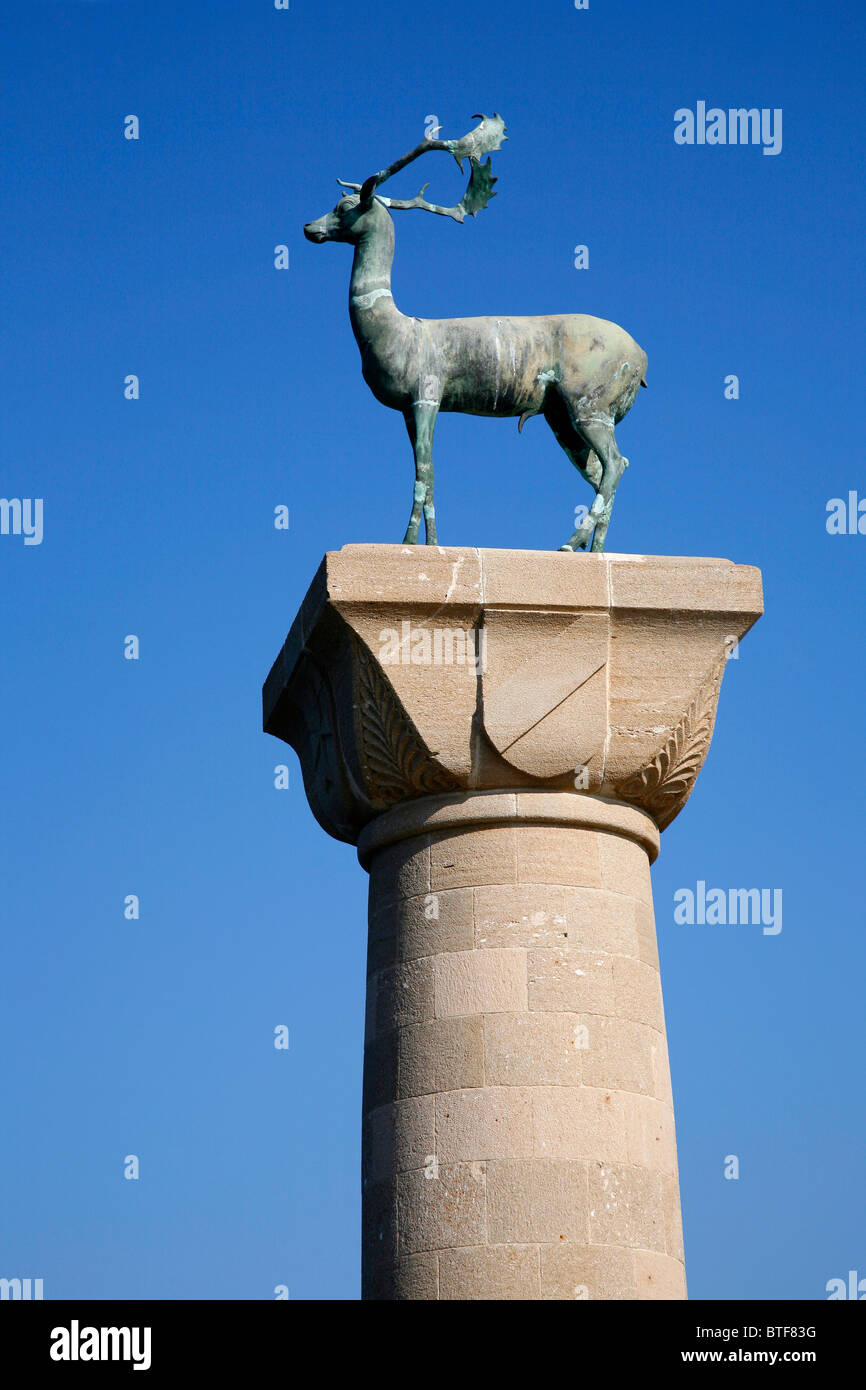 Der Hirsch, Wahrzeichen der Stadt, am Eingang zum Hafen von Mandraki, Rhodos, Griechenland. Stockfoto
