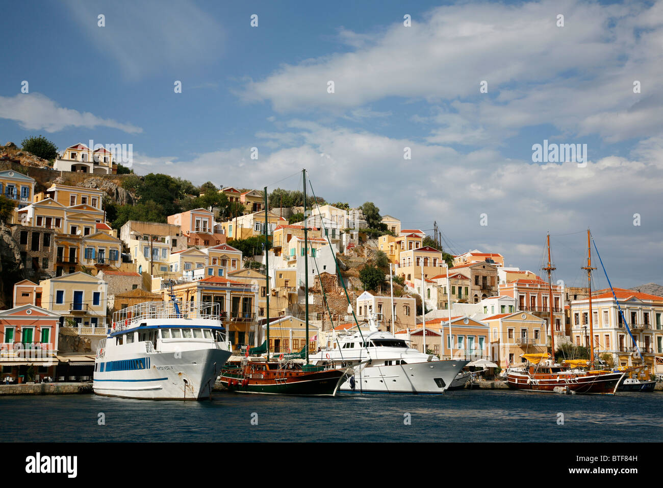 Der Hafen mit klassizistischen Häusern, Symi, Griechenland. Stockfoto