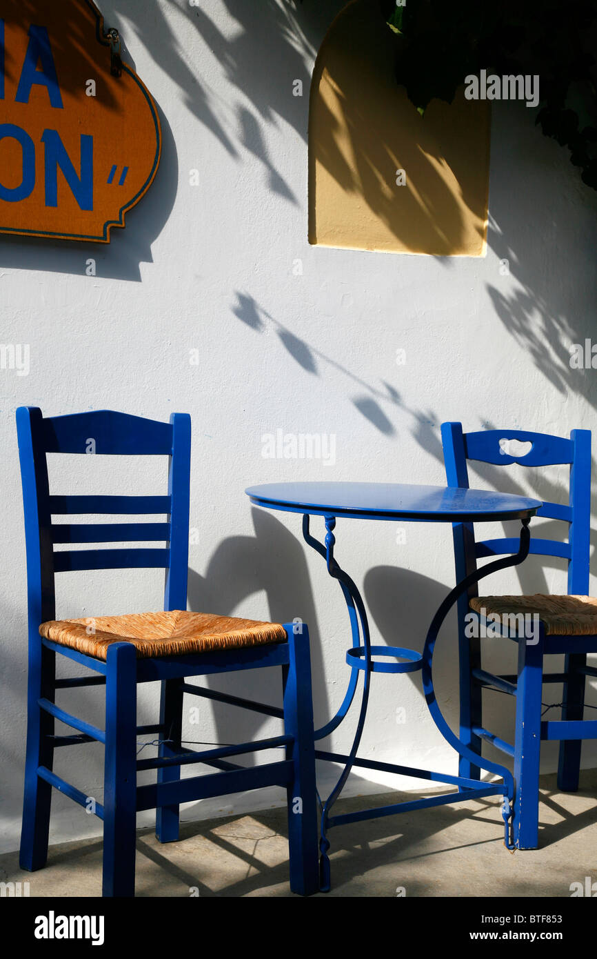 Stühle-Detail in einem Restaurant in Zia, Kos, Griechenland. Stockfoto