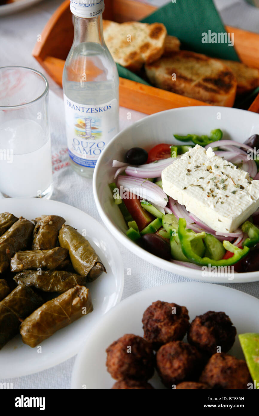 Tabelle mit traditionellen griechischen Gerichten, Kos, Griechenland. Stockfoto