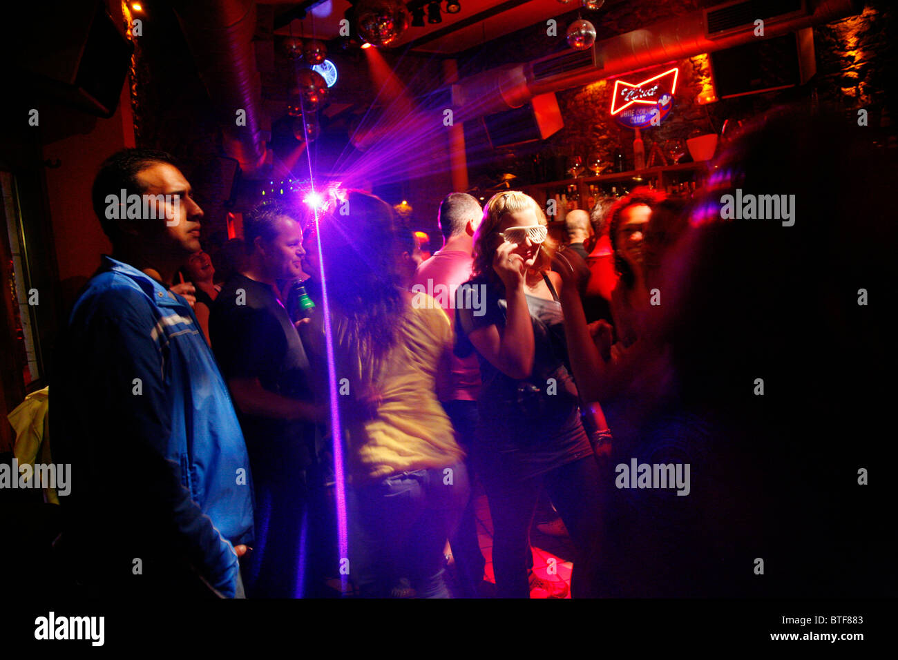 Weiße Ecke Club auf der Bar-Straße in Kos-Stadt, Kos, Griechenland. Stockfoto