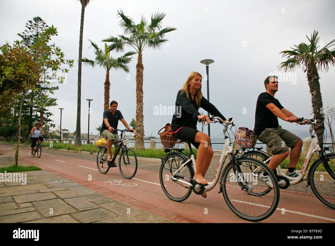 Menschen fahren Fahrrad in Kos-Stadt, Kos, Griechenland. Stockfoto