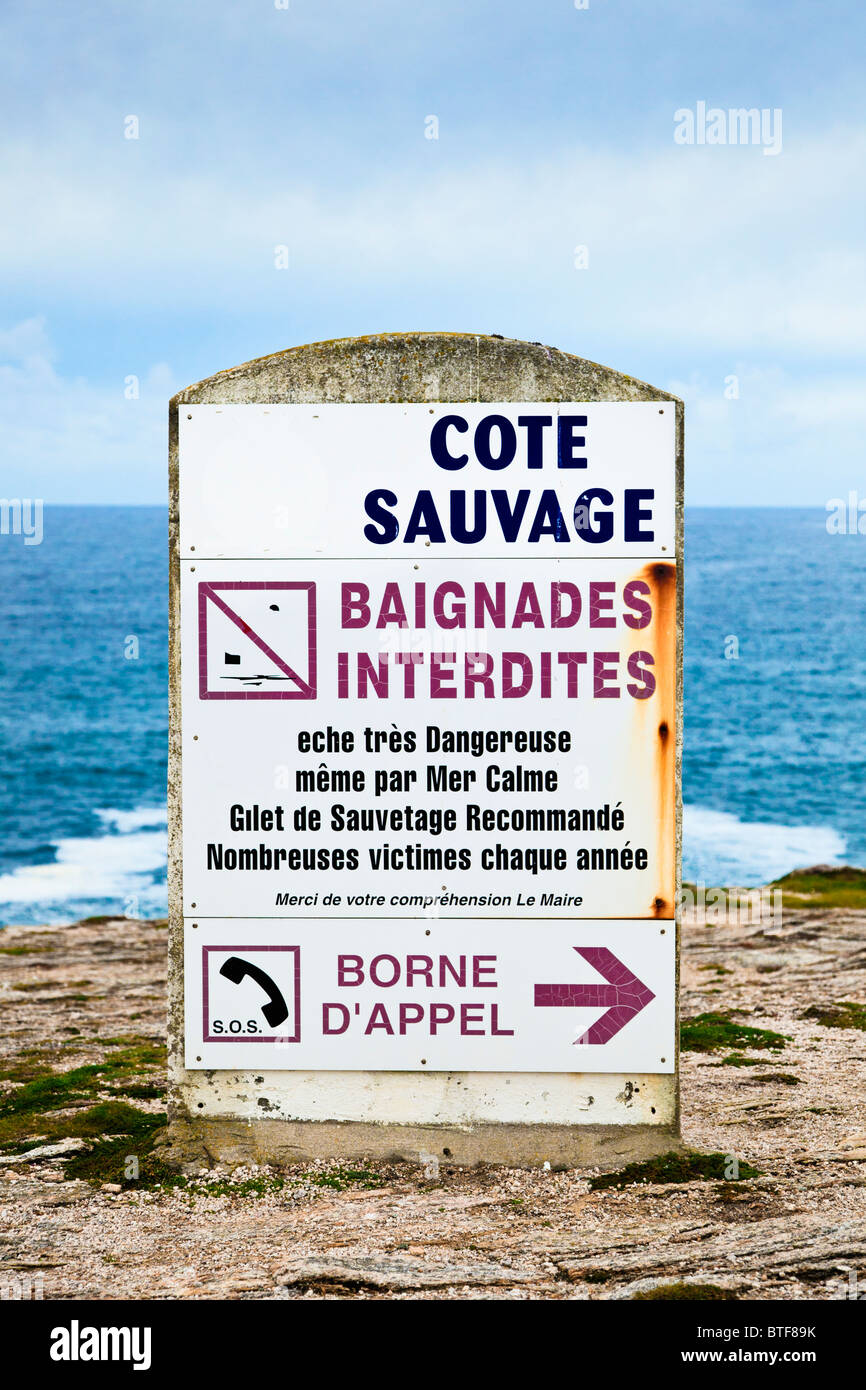 Wasser Sicherheit Hinweisschild auf die Côte Sauvage oder Savage Coast, Morbihan, Bretagne, Frankreich Europa Stockfoto