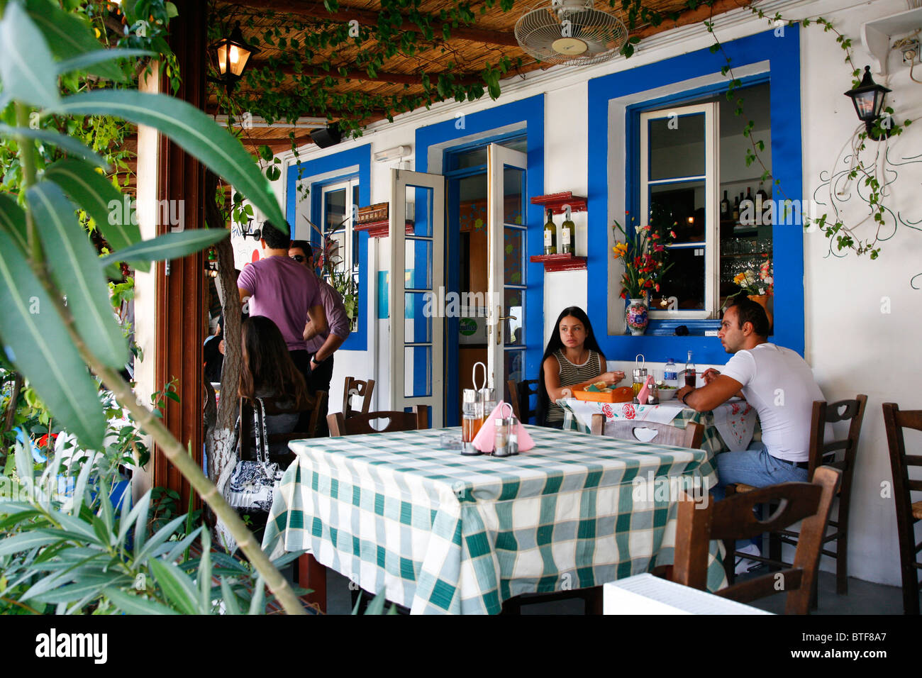 Menschen sitzen in einem Restaurant Taverna in Zia, Kos, Griechenland. Stockfoto