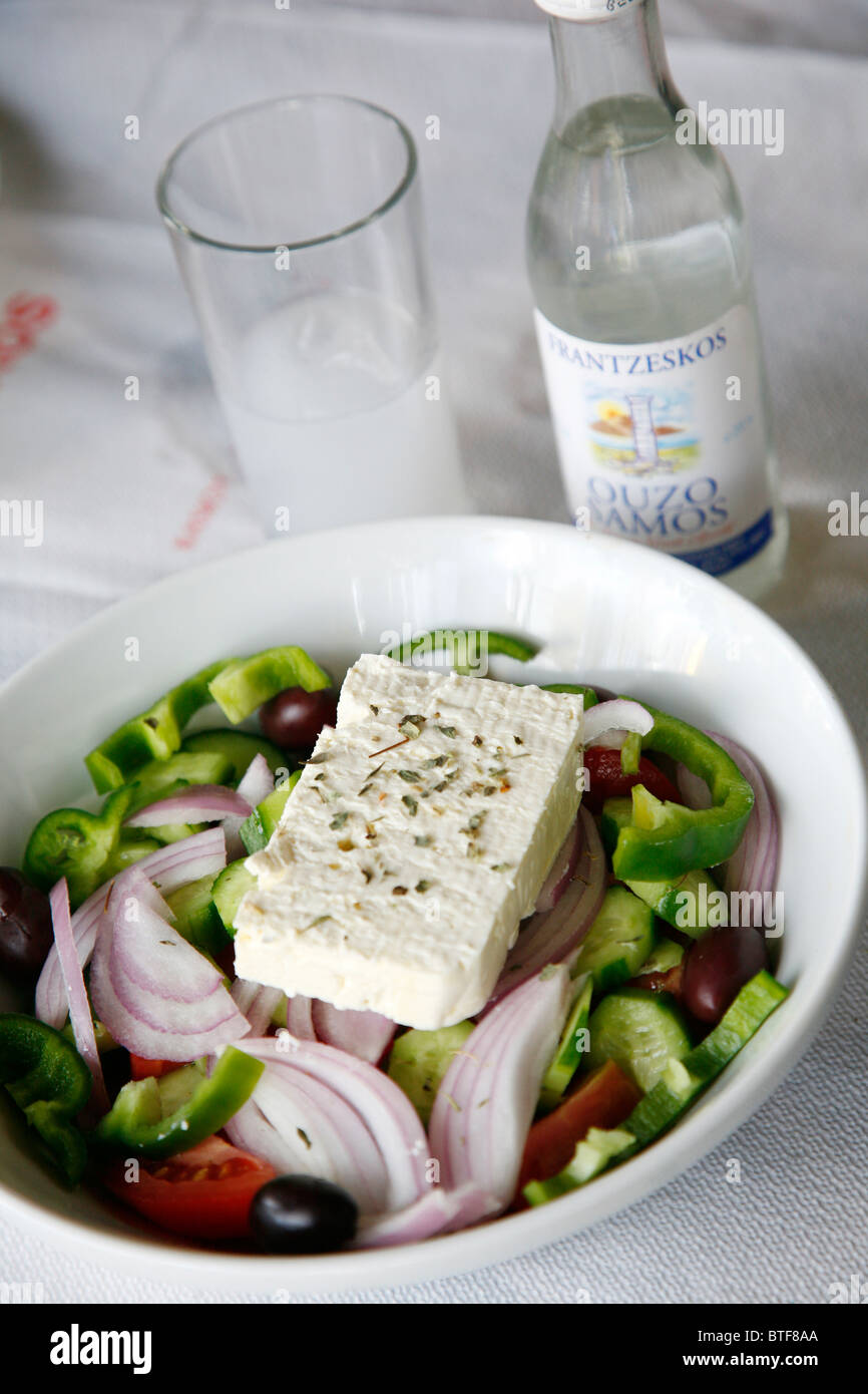 Griechischer Salat und ein Glas Ouzo, Kos, Griechenland. Stockfoto