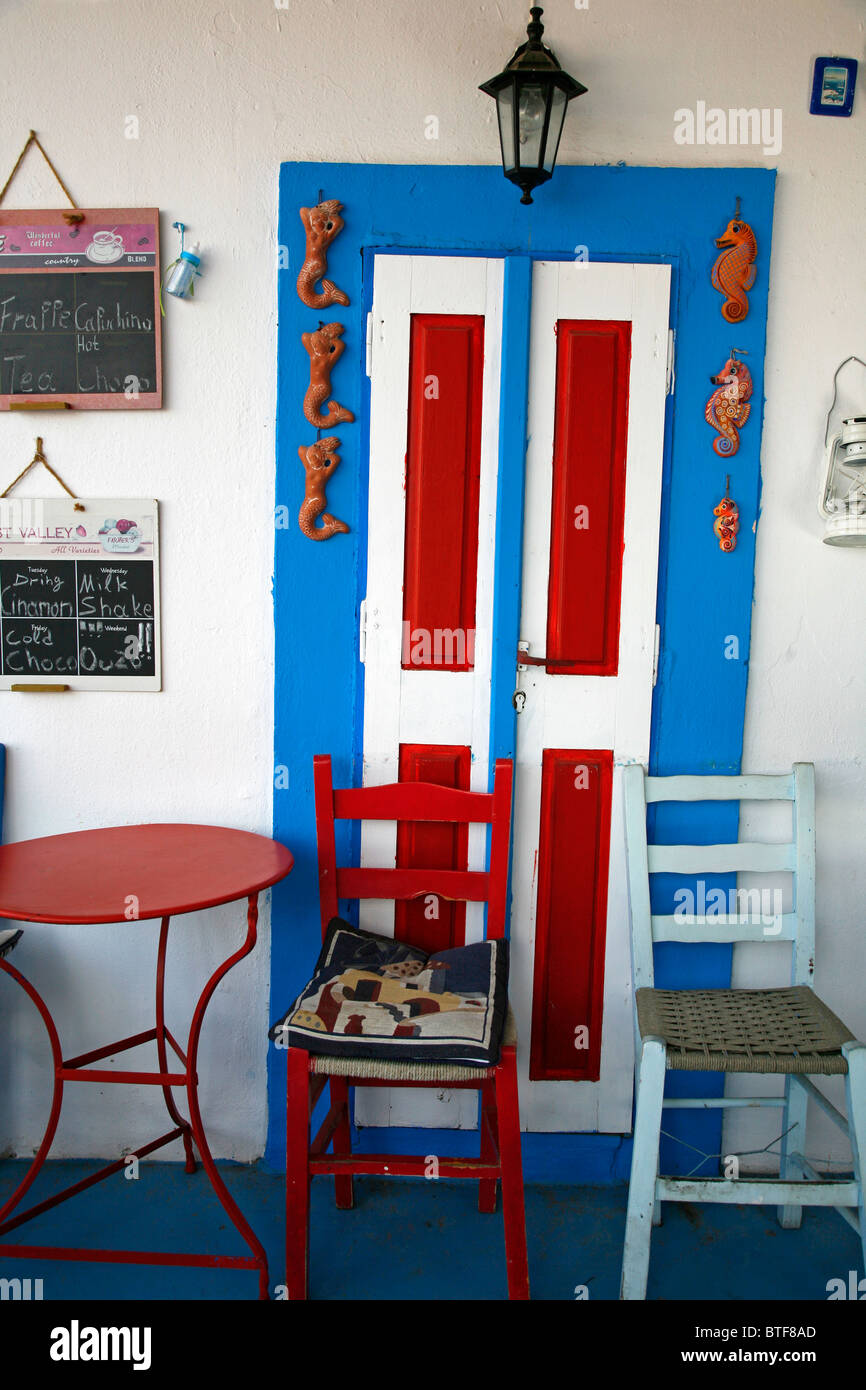 Tür und Stühle Detail in einem Restaurant in Zia, Kos, Griechenland. Stockfoto