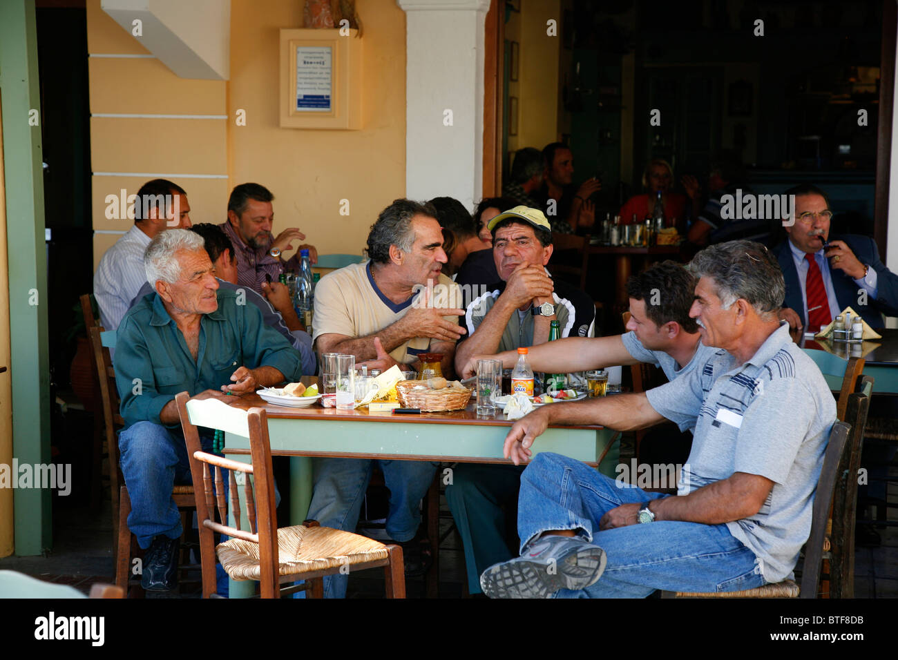 Lokale Leute sitzen in einem Restaurant Taverna in Pothia, Kalymnos, Griechenland. Stockfoto