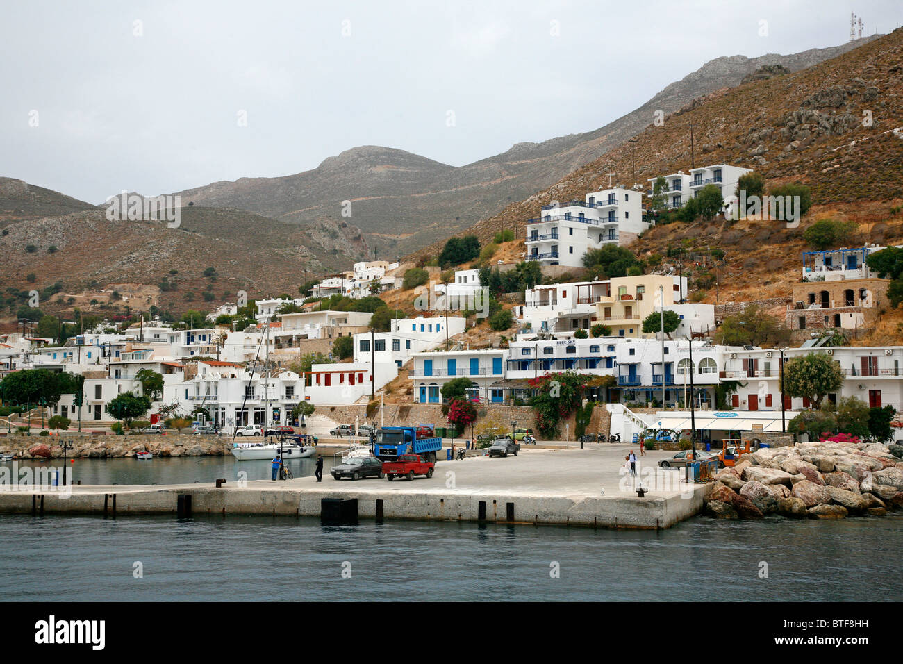 Blick über den Hafen Dorf Livadia, Tilos, Griechenland. Stockfoto