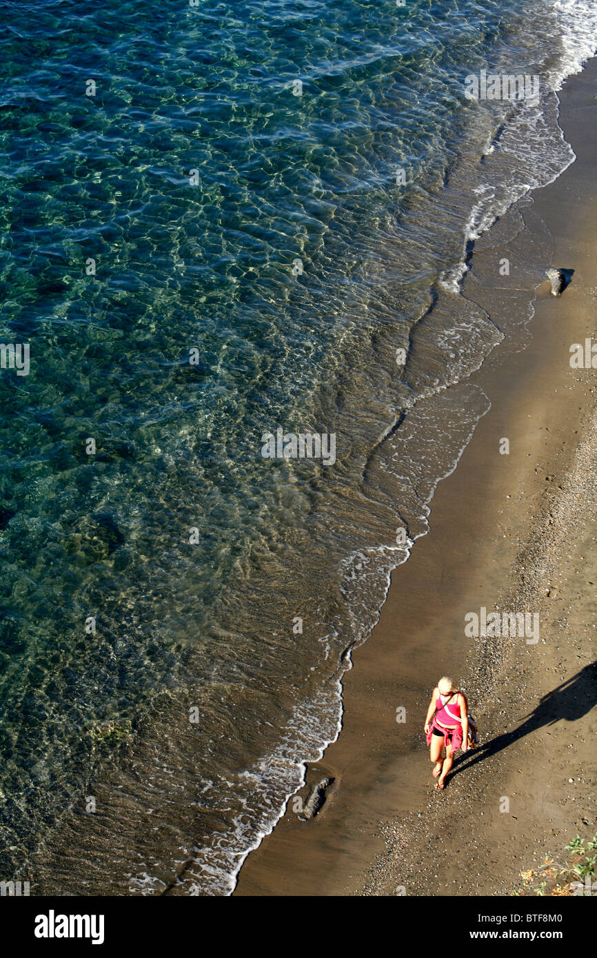Frau zu Fuß am Strand von Massouri, Kalymnos, Griechenland, Stockfoto