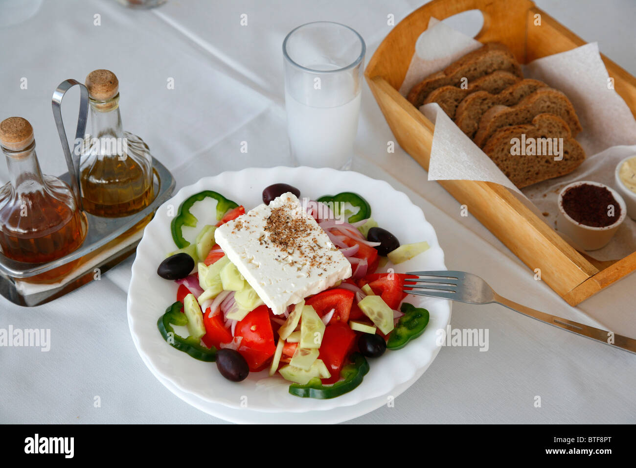 Griechischer Salat und einem Glas Ouzo, Kalymnos, Griechenland  Stockfotografie - Alamy