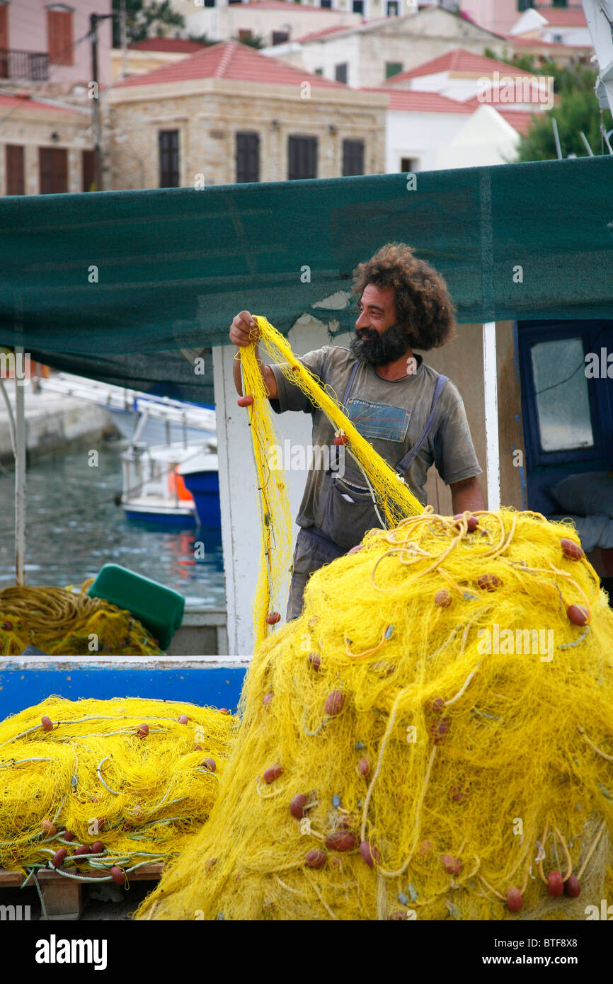 Fischer im Hafen Dorf Emborios, Chalki, Griechenland. Stockfoto