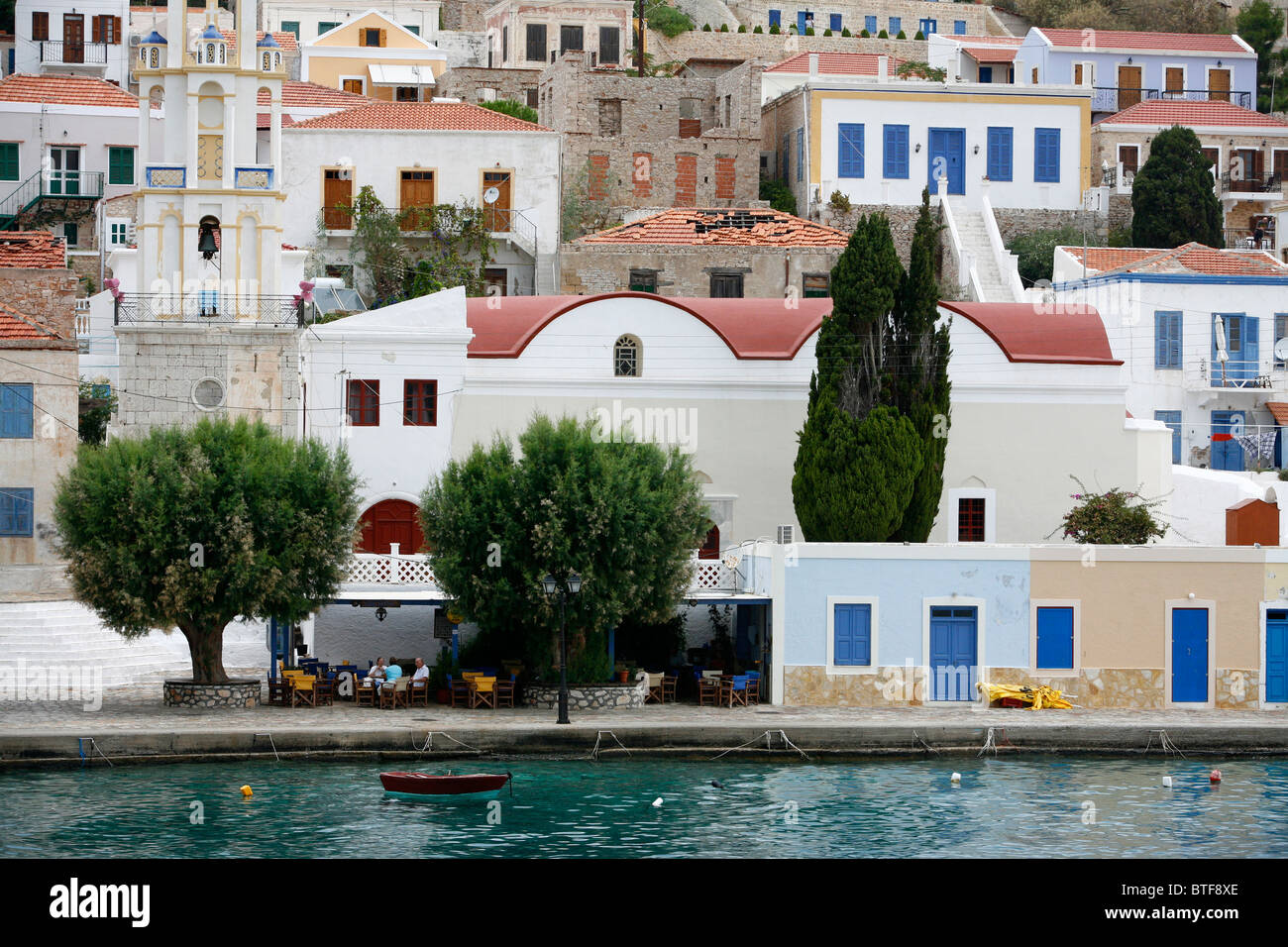 Blick über den Hafen Dorf Emborios, Chalki, Griechenland. Stockfoto