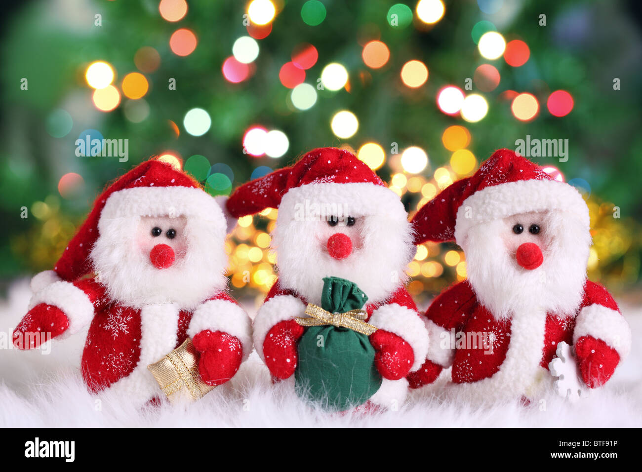 Dekorative Puppe des Weihnachtsmannes auf festlichen Hintergrund Stockfoto