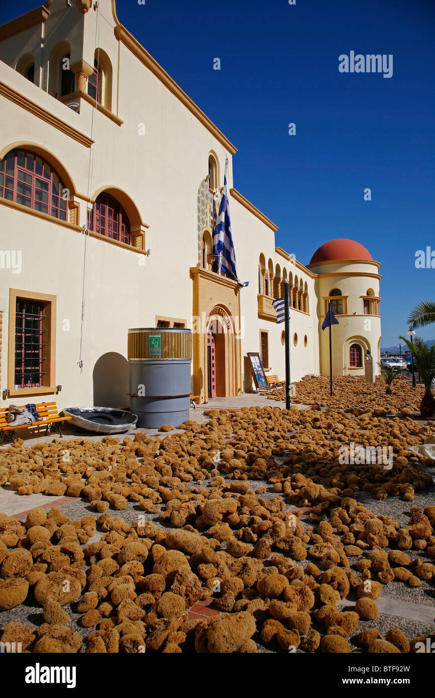 Schwämme trocknen außerhalb der Stadt Rathaus in Pothia, Kalymnos, Griechenland, Stockfoto