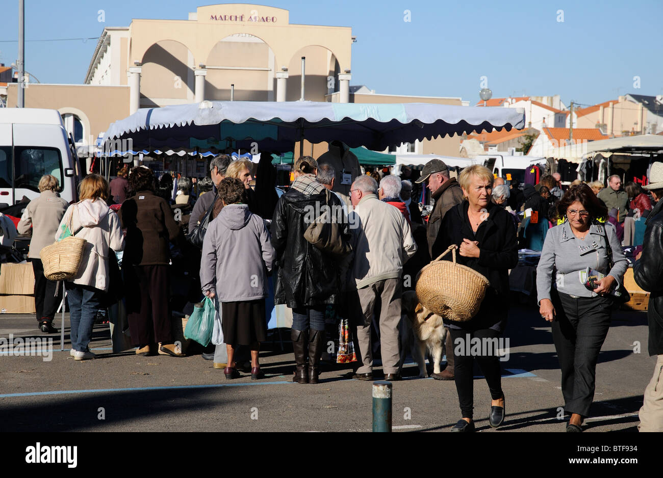 Drängten sich französische Sonntagsmarkt Marche Arago in Les Sables D' Olonne in der Vendee-Region von Frankreich Stockfoto