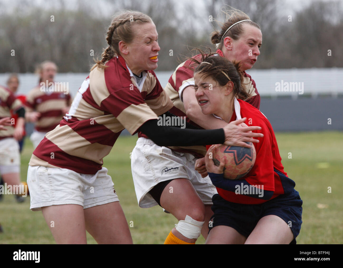 Norwich University Players kämpft während eines Rugby-Spiels gegen einen American University Ball Carrier. Nur redaktionelle Verwendung. Kommerzielle Nutzung verboten. Stockfoto