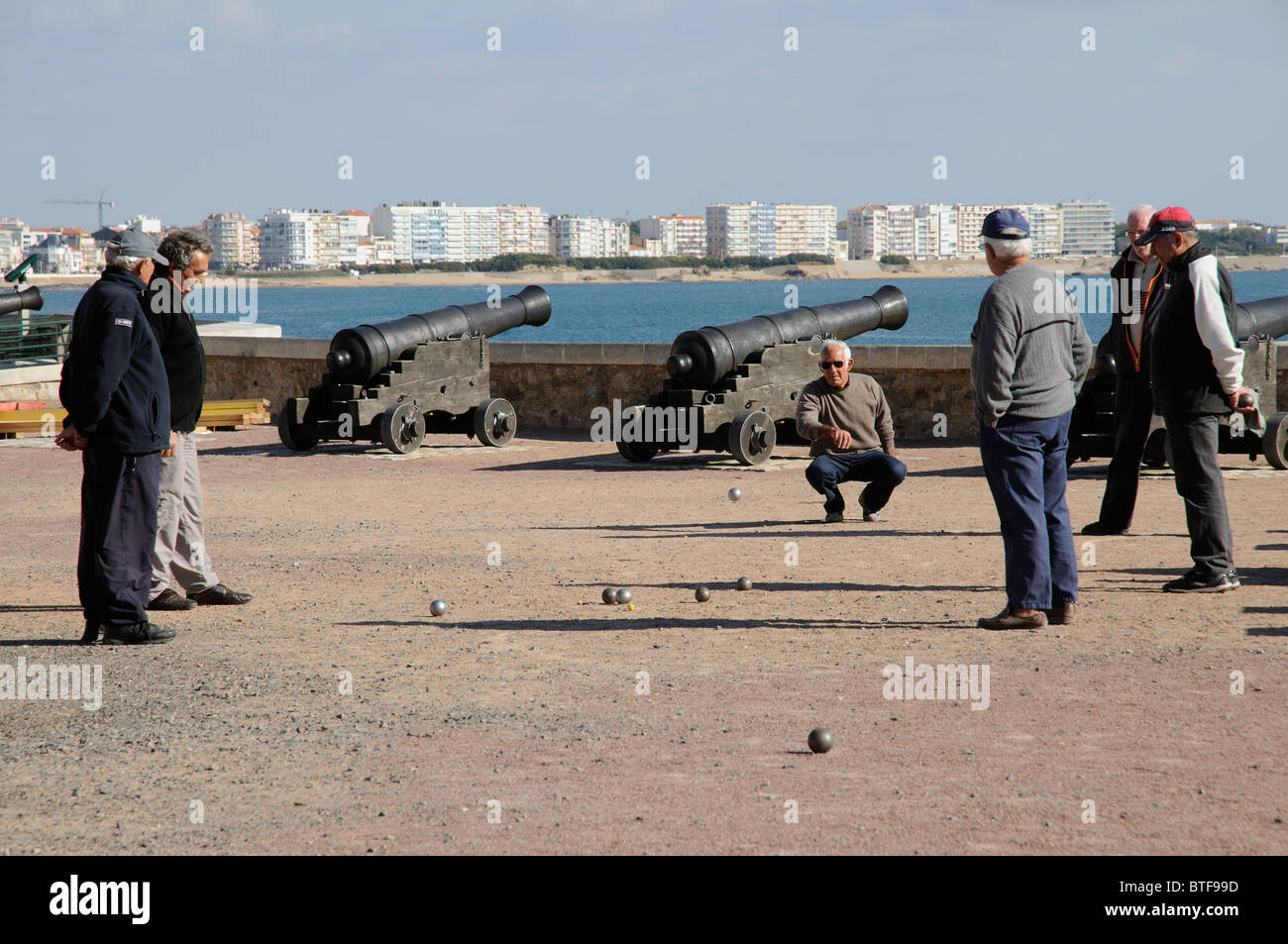 Männer spielen Boccia am Strand von La Chaume mit einem Hintergrund von Les Sables d' Olonne in der Vendee-Region von Frankreich Stockfoto