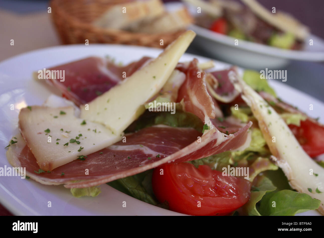 Gastronomie-Spezialität, die französische Küche mit getrockneten Schinken, Schaf Käse und Tomaten gemolken Stockfoto
