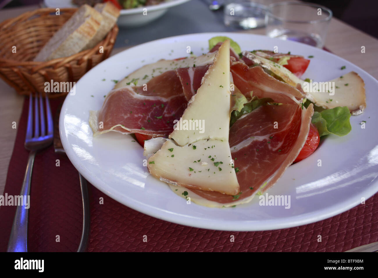 Gastronomie-Spezialität, die französische Küche mit getrockneten Schinken, Schaf Käse und Tomaten gemolken Stockfoto