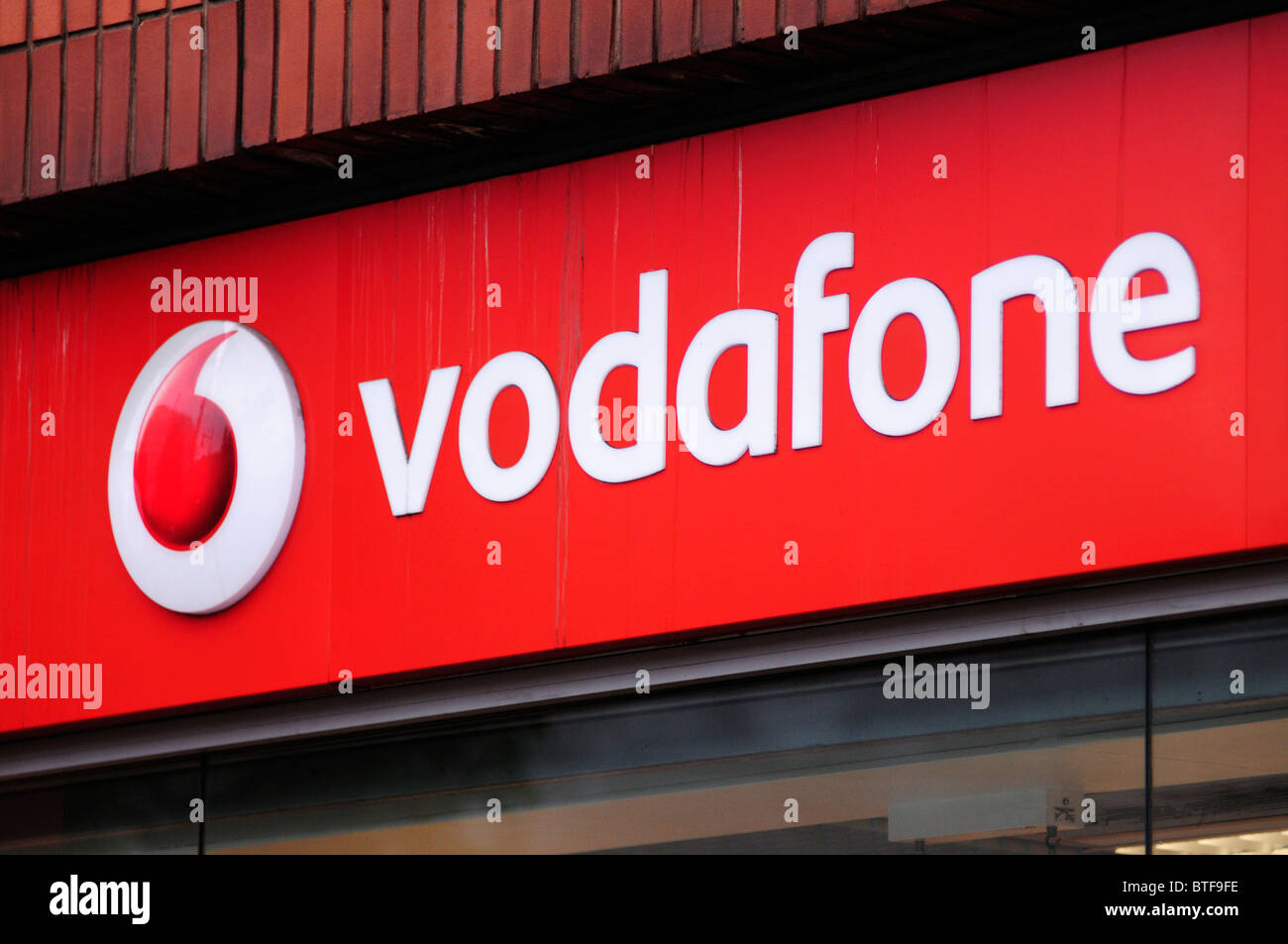 Vodafone Handy-Shop Zeichen Logo, London, England, UK Stockfoto