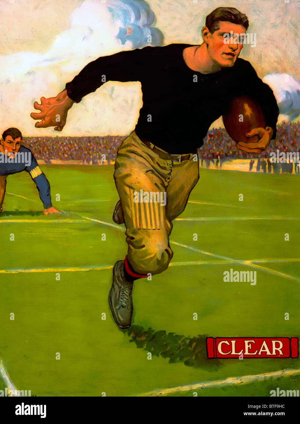 Clear - Football-Spieler läuft mit dem Fußball, mit Zuschauern im Hintergrund, um 1910 Stockfoto